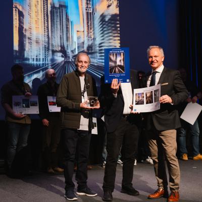 Bernd Gassner nimmt den Preis für Andy Hens entgegen