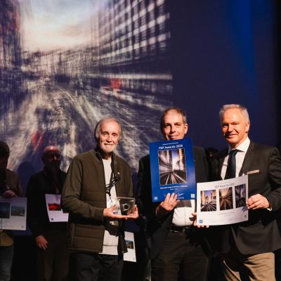 Bernd Gassner nimmt den Preis für Andy Hens entgegen